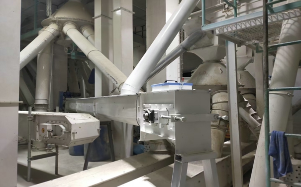 飼料生產(chǎn)機(jī)器全套多少錢?其在使用中又該如何控制電機(jī)溫度?