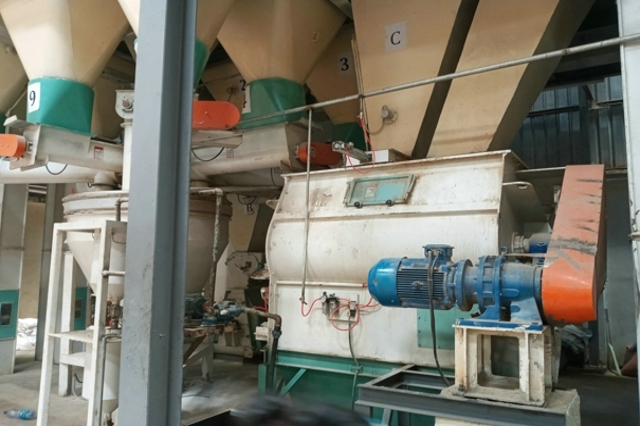 飼料機(jī)械設(shè)備可以減少過量喂養(yǎng)導(dǎo)致的糞便排放